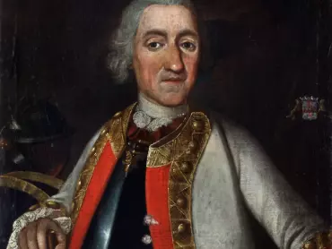 Polní podmaršálek Klaudius Hyacinth baron de Bretton s maršálskou holí, pod bílým kabátcem přepásaným tkaným opaskem s kordem se nachází důstojnický kyrys. Vpravo jsou vyobrazeny ověnčená přilba, klíče od pevnosti a dvourohý černý klobouk, vlevo je zobrazen Brettonův erb. Olejomalba Johanna Dominika Kleina st., 1759. Vlastivědné muzeum v Olomouci, inv. č. V 1788, foto Pavel Rozsíval.